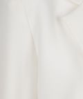 City stretch blazer van het merk Esqualo met reverskraag, knoopsluiting en klepzakken in de kleur off white.