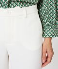 Soepelvallende broek met steekzakken voor en paspelzakken achter van het merk Esqualo in de kleur off white.