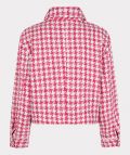 Kort jasje van het merk Esqualo met houndstooth dessin, borstzakken met knoop, blousekraag en knoopsluiting in de kleur roze.