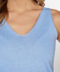 Fijnbrei hemdje met glitterdraadje van het merk Esqualo met V-hals in de kleur blauw.