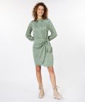 Satinlook jurk van het merk Esqualo met lange mouw, knoopsluiting, kraag en strikdetail in de kleur groen.