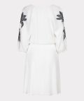 Witte jurk van Esqualo met losse pasvorm, v-hals, lange mouwen en geborduurde details.