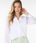 Broderie blouse van het merk Esqualo met V-hals en lange mouwen in de kleur off white.
