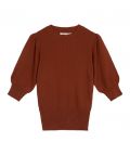 Gebreide trui met geplooide korte mouwen en ronde hals in de kleur copper brown.