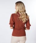 Gebreide trui met geplooide korte mouwen en ronde hals in de kleur copper brown.
