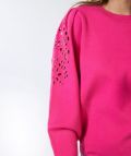 Sweater van het merk Esqualo met ronde hals en lange, geborduurde pofmouwen in d ekleur fuchsia.