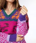 Jacquard trui van het merk Esqualo met V-hals, lange mouwen en geribde boorden in de kleur fuchsia.