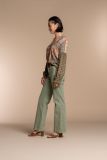 Gekleurde spijkerbroek van het merk Geisha met wijde pijpen en voor en achter opgestikte zakken in de kleur light army.