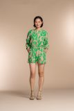 Korte broek van het merk Geisha me print in groen/zand en elastieken tailleband met riemlussen en strikceintuur.