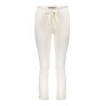 Jog jeans van het merk Geisha met knoo/ritssluiting, omslag onderaan de pijpen en een strikkoord in de taille in de kleur off white.