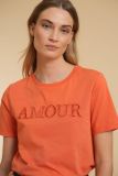 Oranje t-shirt van het merk Geisha met tekst Amour.