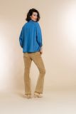 Jeans met uitlopende pijp in de kleur camel.