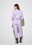Jumpsuit met lange mouwen, V-hals en knoopsluiting van het merk Harper & Yve in de kleur paars.