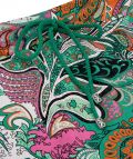 Detail van kort rokje met tropische paisley print in de kleur groen.