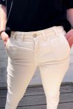 Katoenen broek met plooien, tailleband met riemlussen, steekzakken voor en paspelzakken aan de achterkant in de kleur off white.
