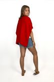 Gebreide omslagdoek met wol in de kleur rood.