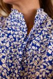 Blouse met all over bloemenprint van het merk Nukus met lange mouwen, ronde hals, knoopsluiting en diverse ruches in de kleur royal blue/white.