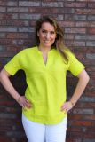 Linnen blouse met korte mouwen en splitneck  van het merk Emily van den Bergh in de kleur lime.
