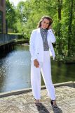 Double breasted travel blazer met goudkleurige knopen, reversekraag en paspelzakken van het merk Studio Anneloes in de kleur wit.