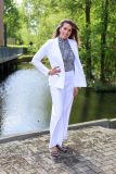 Travel broek met wijde pijpen, een elastieken tailleband en sierknopen bij de steekzakken van het merk Studio Anneloes in de kleur wit.