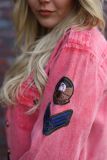 Blousejacket met knoopsluiting en applicatie's van het merk La Jabalcuza in de kleur roze.
