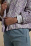 Jacquard jasje van het merk Nukus met reverskraag en knoopsluiting in de kleur lila.