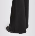 Bootcut broek met zakken met ristjes in de kleur zwart.