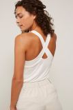 Singlet van het merk Yaya met ronde hals en bandjes die op de rug gekruist zijn in de kleur star white.