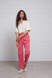 Rechte pantalon van het merk Yaya met tailleband met elastiek in de kleur party punch pink.