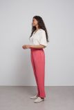 Rechte pantalon van het merk Yaya met tailleband met elastiek in de kleur party punch pink.