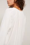 Witte blousetop met V-hals, lange mouwen en wijde fit van het merk Yaya.
