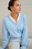 Gebreide trui met lange mouwen en v-hals met detail van het merk Yaya in de kleur blauw.