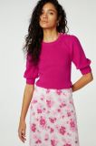 Geribde top van het merk Fabienne Chapot met korte pofmouwen en sierlijke knoopjes op de schouder in de kleur hot pink.