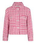 Kort jasje van het merk Esqualo met houndstooth dessin, borstzakken met knoop, blousekraag en knoopsluiting in de kleur roze.