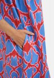Wijde jurk met print van Milano met blousekraag, gedeeltelijke knoopsluiting en steekzakken in de kleur blauw.