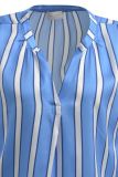 Gestreepte blousetop met lange mouwen en v-hals in de kleur blauw.