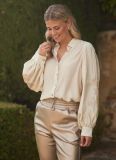 Nukus Blouse met pofmouwen in off-white met goud
