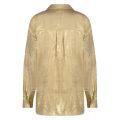 Goudkleurige blouse van het merk Nukus met lange mouwen en volledige knoopsluiting.