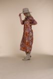 Losvallende jurk van het merk Nukus met print, V-hals en driekwart mouwen in de kleur lila.