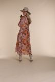 Losvallende jurk van het merk Nukus met print, V-hals en driekwart mouwen in de kleur lila.