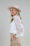 Off white blouse van het merk Nukus met lange  mouwen en  embroidery stof.