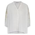 Off white blouse van het merk Nukus met geborduurde driekwart mouwen en een V-hals.