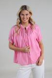 Alaina blouse van het merk Nukus met ronde kraag, knoopsluiting en korte mouwen in de kleur roze.