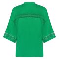 Satinlook top van het merk Nukus met losse pasvorm, korte mouwen en een v-hals in de kleur groen.