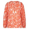 De Cecile blouse van het merk Nukus heeft een all over print en een V hals met kwastjes eraan en lange mouwen in de kleur zand/oranje.
