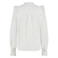 Witte blouse van het merk Nukus met geruiten werkje in de stof, ronde hals met ruche, ruches bij de schouders en lange mouwen met brede manchetten met ruche.