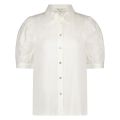 De Lilith blouse van het merk Nukus heeft een korte pofmouwen, een kraag en parelmoer kleurige knopen in de kleur wit.