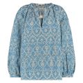 Broderie blouse van het merk Nukus met V-hals met strikkorden met kwastje en lange mouwen in de kleur blauw.