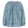 Broderie blouse van het merk Nukus met V-hals met strikkorden met kwastje en lange mouwen in de kleur blauw.