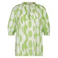 De Lizz blouse van het merk Nukus heeft een korte mouwen met een all-over print en een V-hals met kwastjes in de kleur apple.